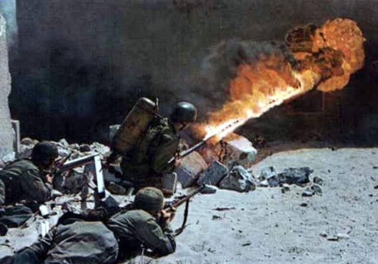ARMAS INCENDIARIAS. Convención de 1980 sobre Ciertas Armas Convencionales establece que las armas incendiarias son las concebidas primordialmente para incendiar objetos o causar quemaduras a las personas mediante la acción de las llamas o del calor, por ejemplo, los lanzallamas (art.1).