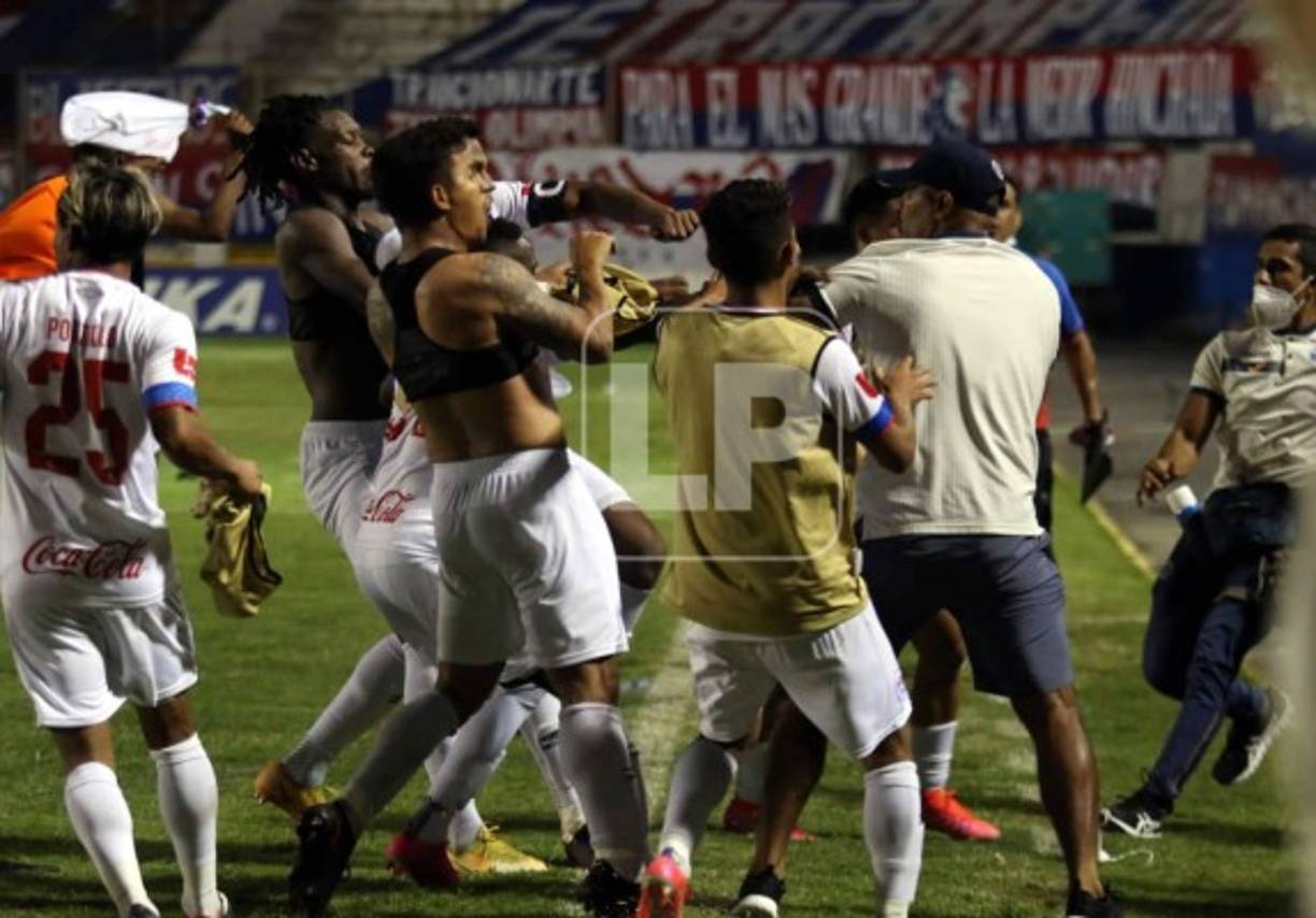 La trifulca se extendió por unos momentos y sus compañeros tuvieron que separar a Ever Alvarado de Ninrod Medina.