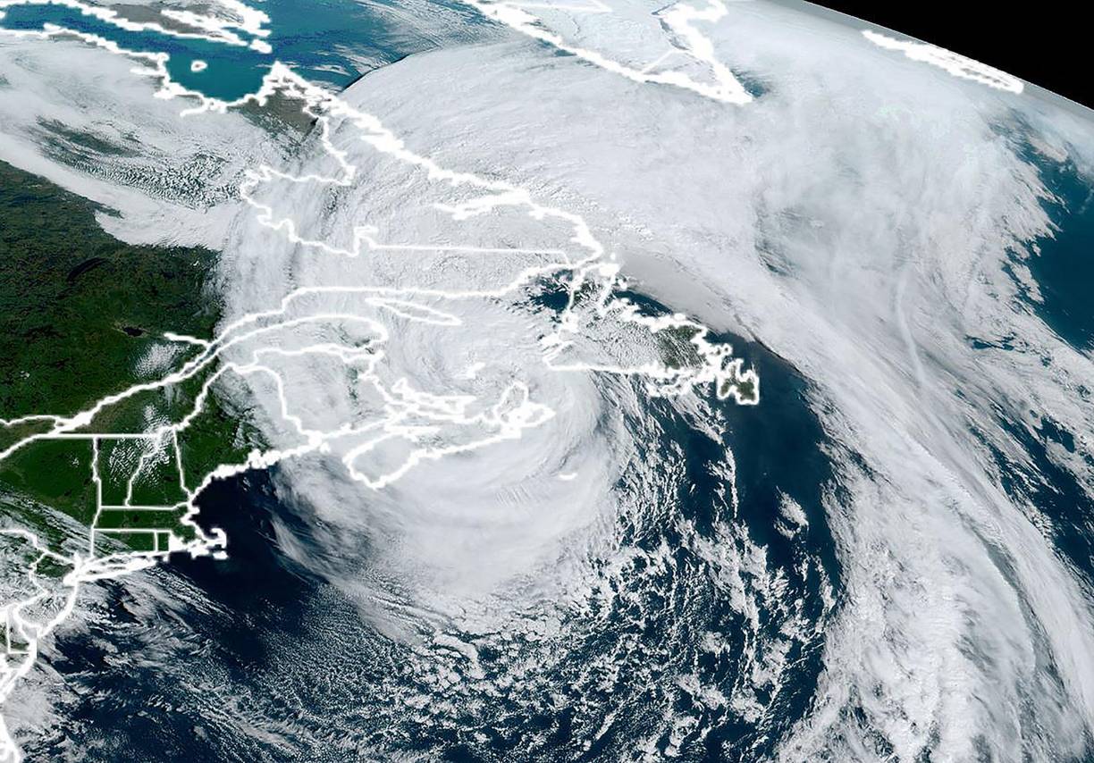 Según las autoridades canadienses, Fiona, degradada a tormenta postropical, aún provocaba vientos sostenidos de 120 km/h a las 17H00 GMT y se desplazaba a una velocidad de 37 km/h hacia el noreste. 