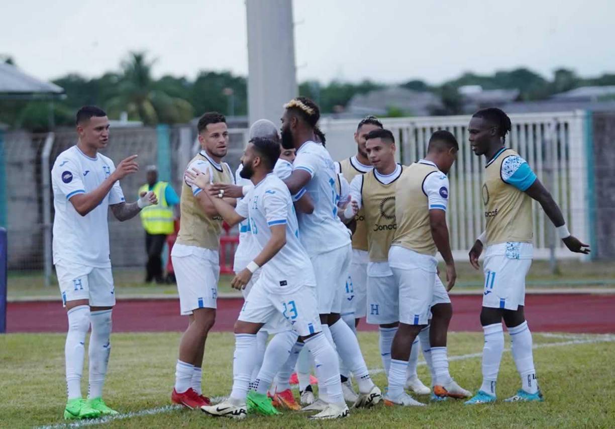 La felicitación de los jugadores de Honduras con Jorge Benguché tras su gol que significó el 1-3 ante Guayana Francesa.