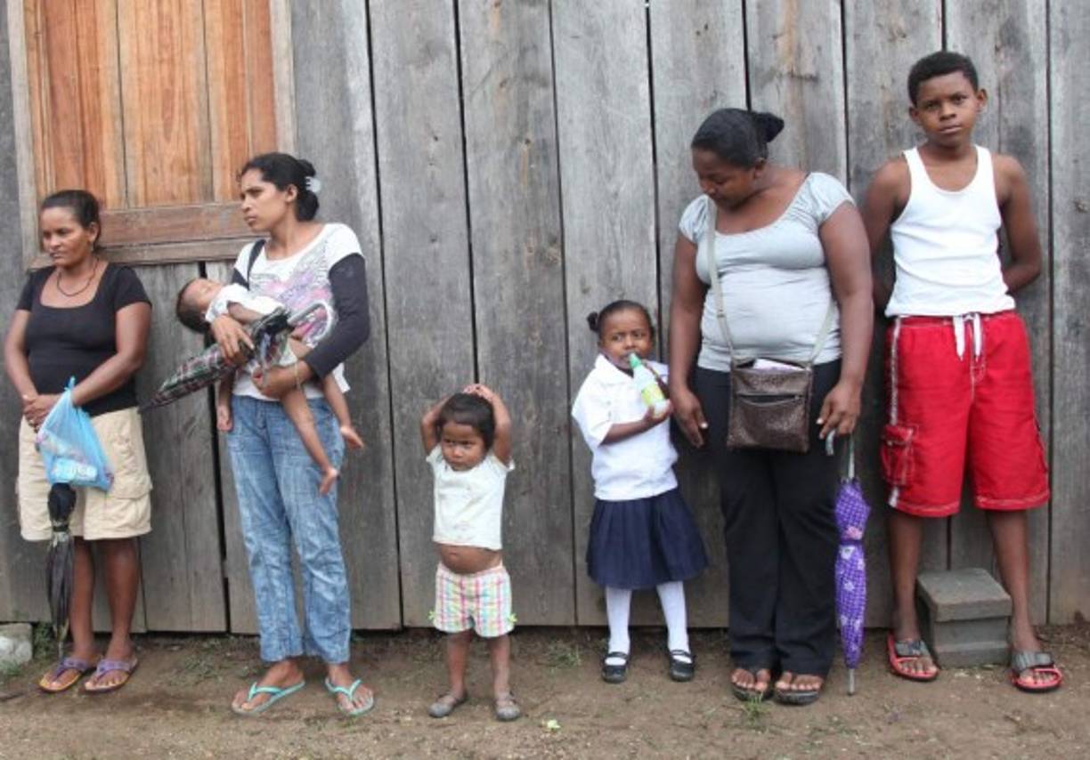 Los habitantes llegaron a despedir a los infantes de marina.