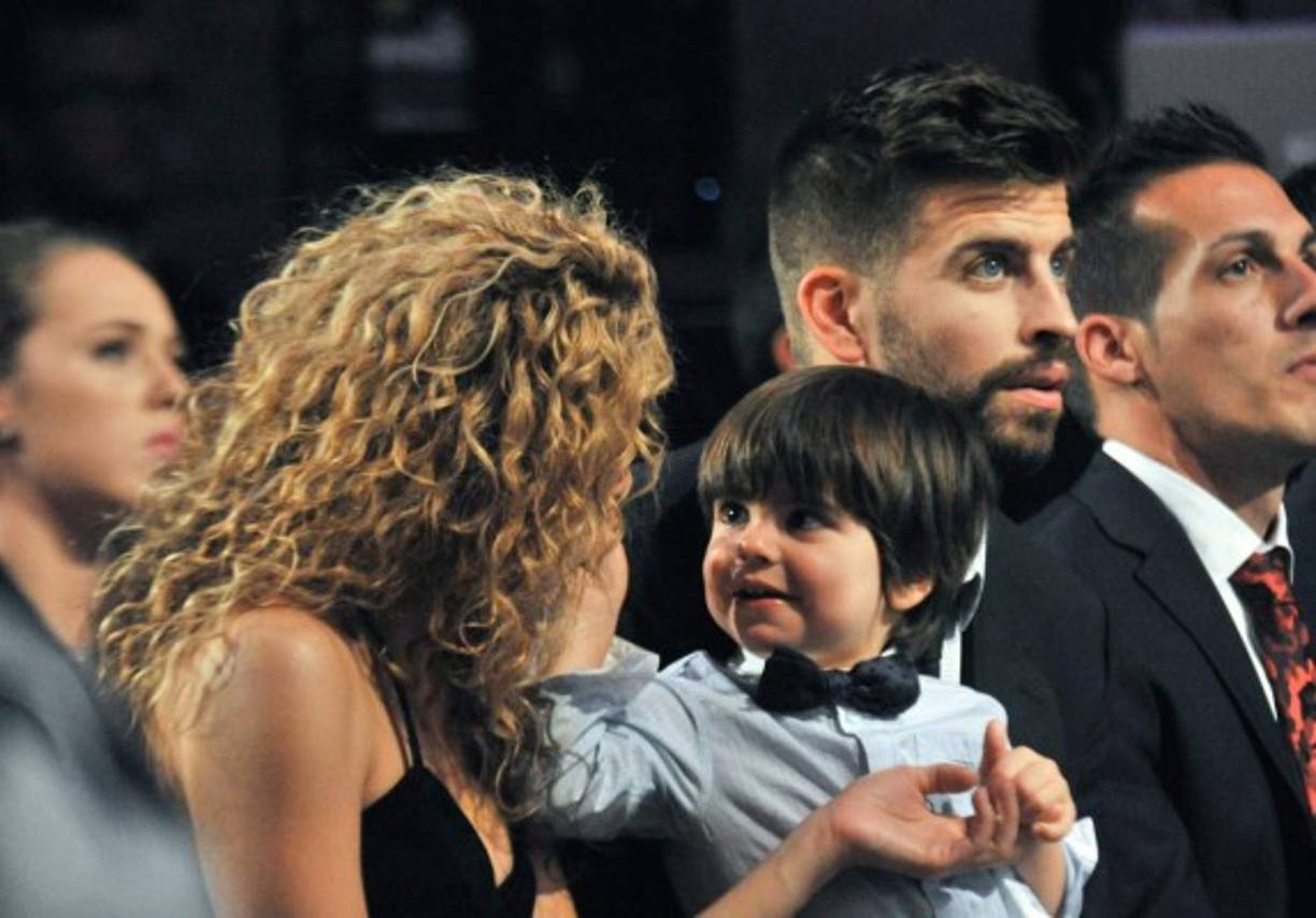 ¡Qué ternura! Shakira solo tiene ojos para Milán que la observa amorosamente.