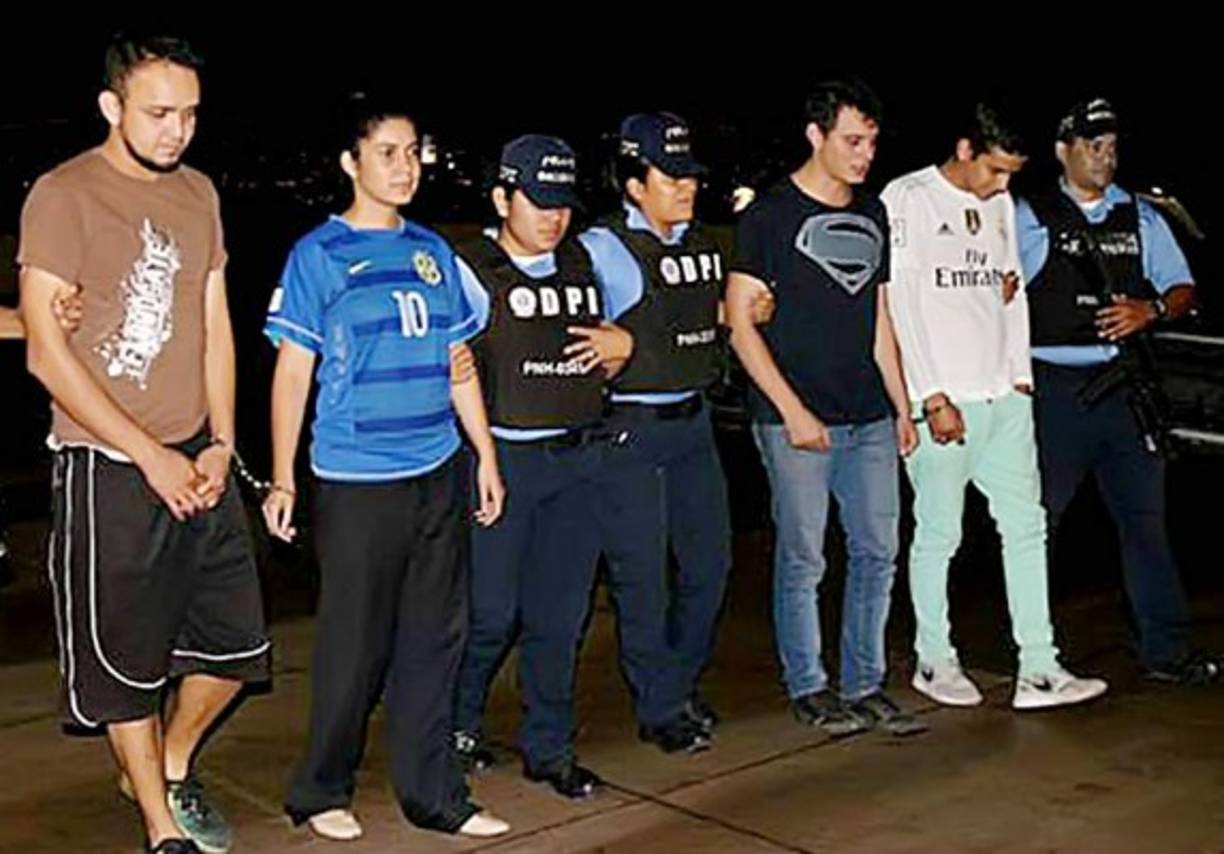 Olga López, Carlos Alvarenga, James O’Connor, José Zamora y Elías Chaín son los cinco jóvenes implicados en la muerte de Carlos Collier. El cuerpo de la víctima fue encontrado el 11 octubre 2017 en un sector de la colonia Loarque. Según las autoridades presentaba dos disparos. En su momento los detenidos, amigos de Collier, relataron que él solo se disparó con el arma que portaba.