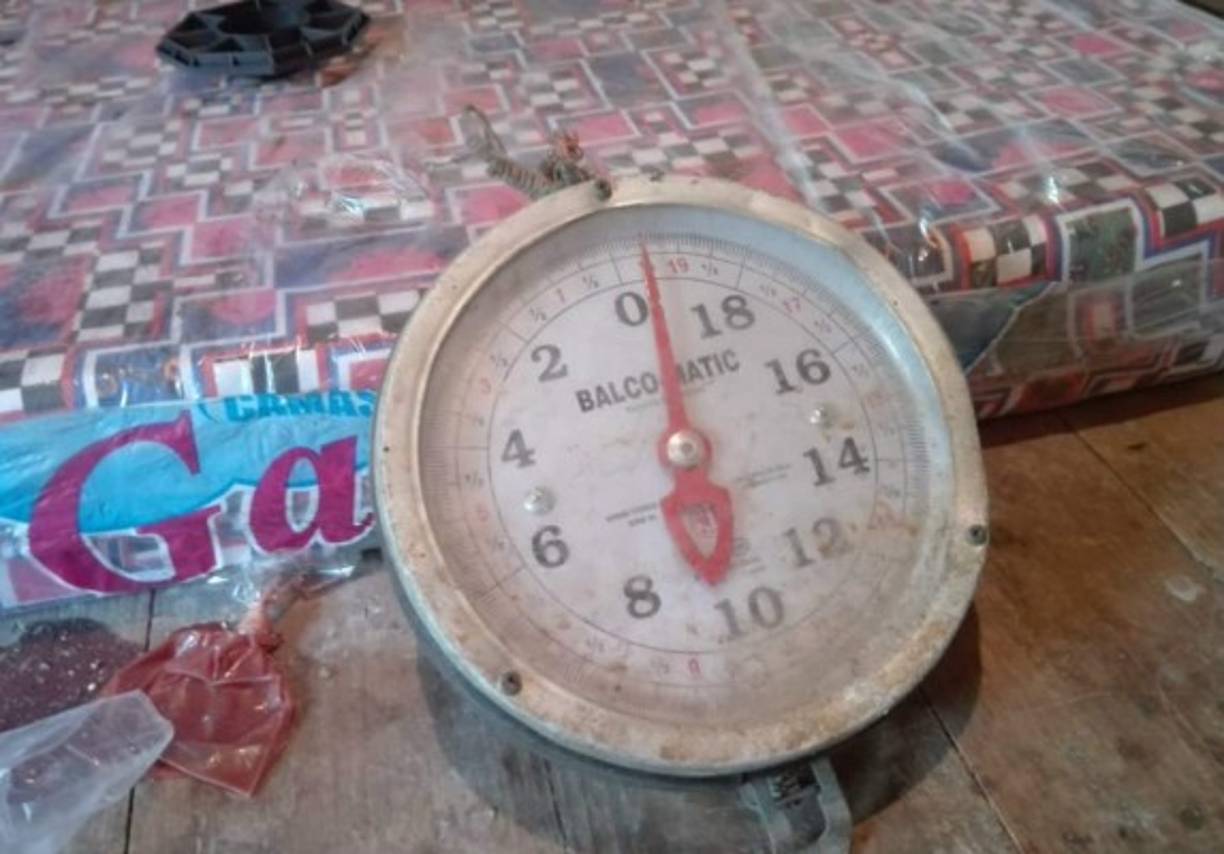 La Policía Nacional llegó a este lugar luego de una denuncia al 911 que exponía el presunto secuestro de una persona por supuestos integrantes de la MS-13, que involucra especialmente al jefe de esa mara conocido por el alias de 'El Cuervo', quien según la nueva Fuerza Nacional Antimaras o Padillas (FNAMP) es uno de los más buscados por esta institución.