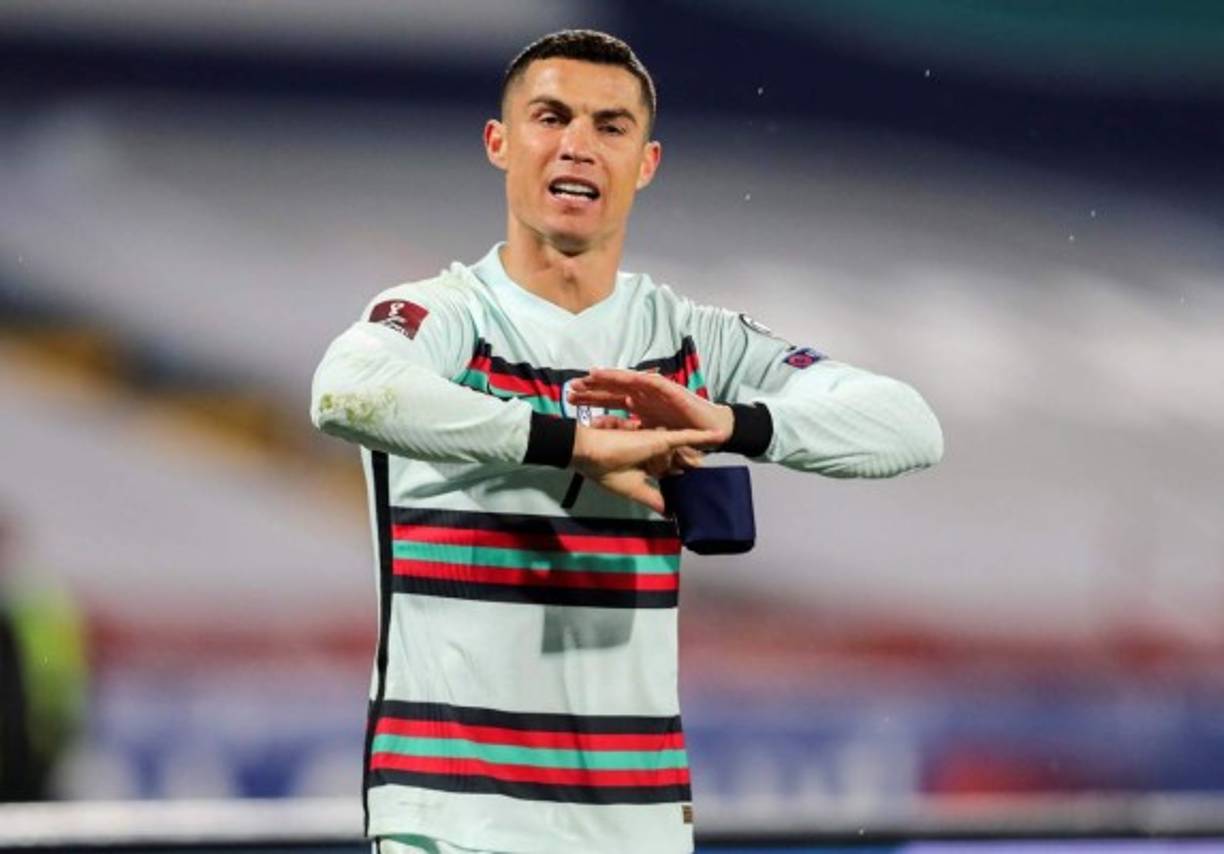 Cristiano Ronaldo lucía impotente tras la polémica arbitral. Foto EFE.