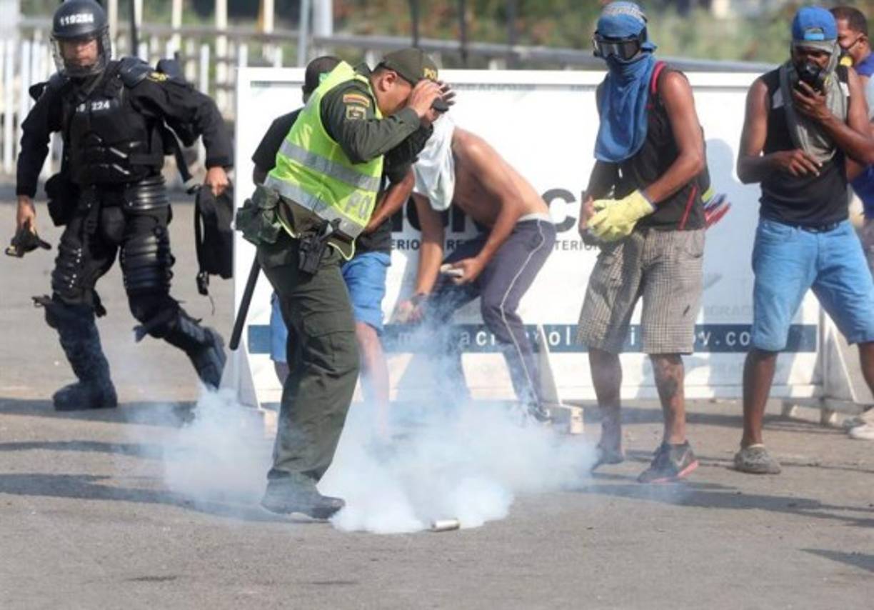 Los opositores venezolanos permanecen apostados del lado colombiano desde el pasado sábado, enfrentándose a diario con militares venezolanos.