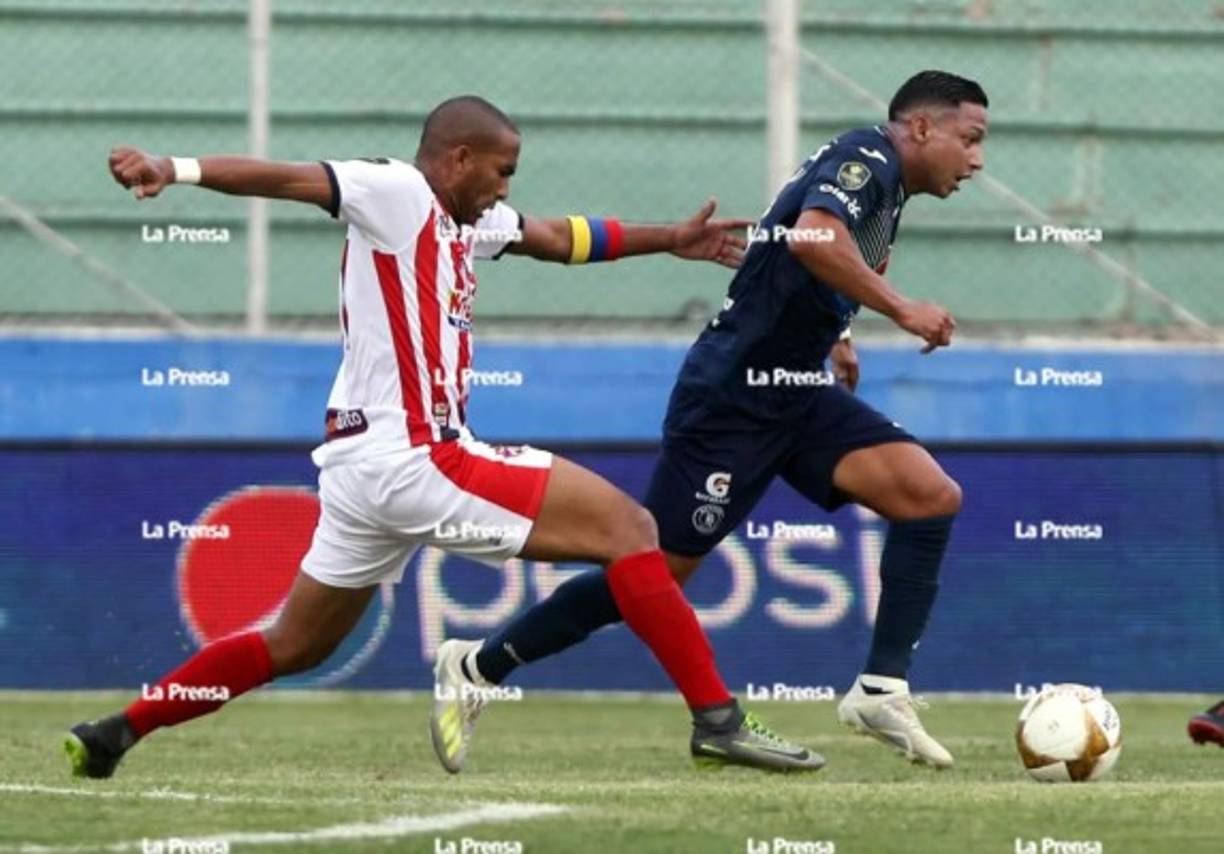 Emilio Izaguirre volvió a jugar con el Motagua en la Liga Nacional nueve años después. En la imagen es marcado por el colombiano Óscar Móvil de la Real Sociedad.