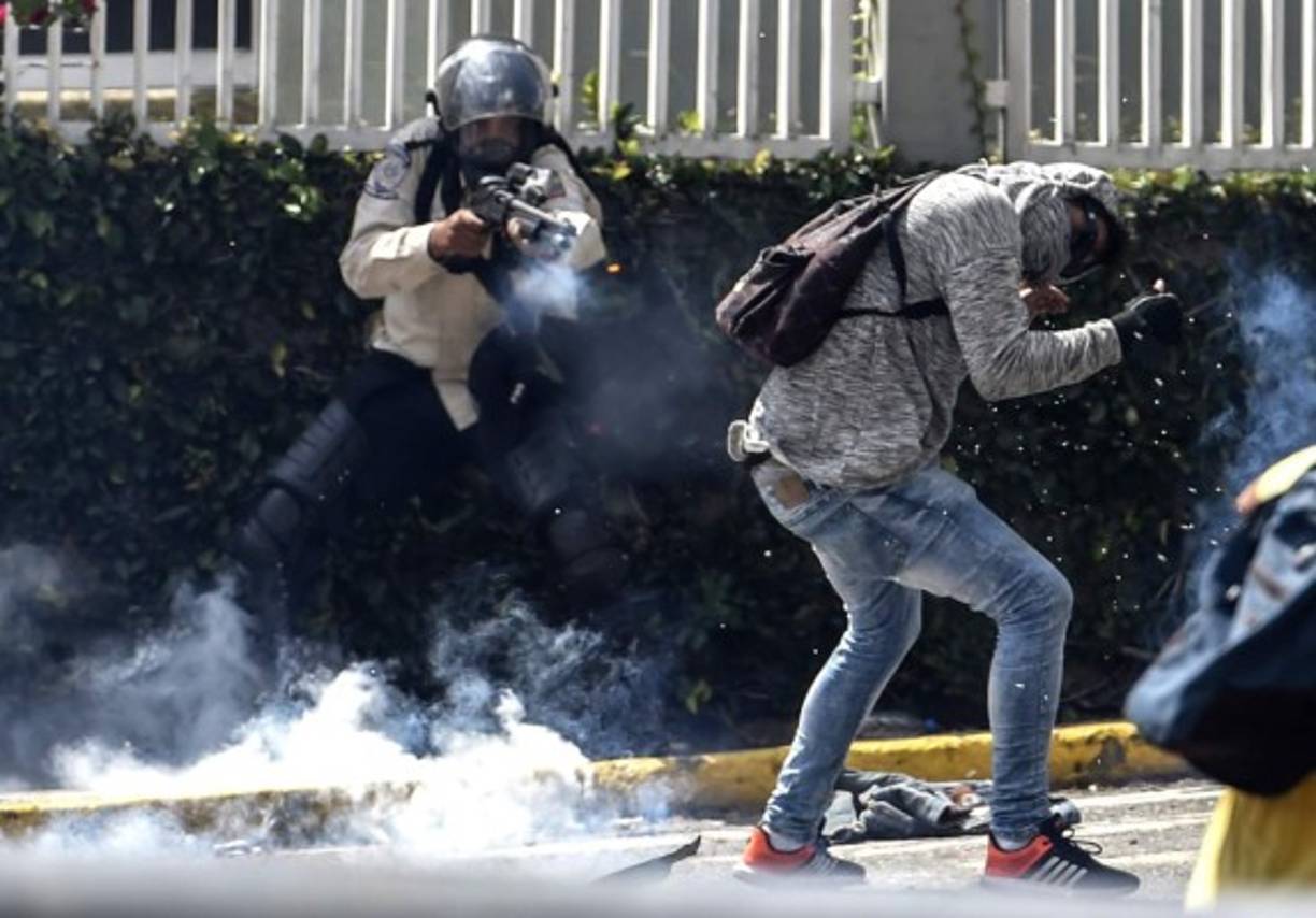 Luego de dos horas de desórdenes, los manifestantes de replegaron, pero diversos focos de violencia permanecían activos en varios puntos de Caracas.