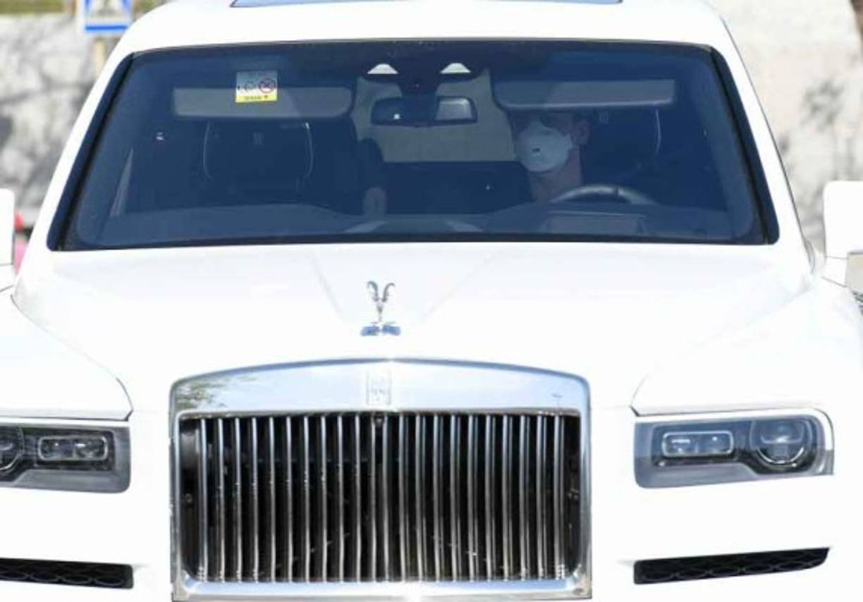 Antoine Griezmann llegó en este espectacular vehículo color blanco.