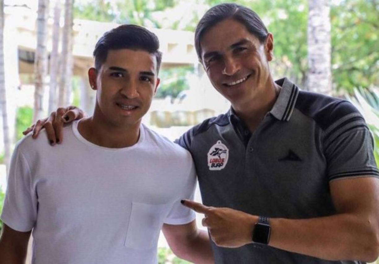 Michael Chirinos: Oficialmente los Lobos BUAP de la primera división de México han presentados al delantero hondureño como su nuevo fichaje. 'Llego a una de las diez ligas mas importantes del mundo. El profe me tiene confianza y eso me ayuda a trabajar bien', dijo. El catracho tendrá como DT a Paco Palencia, destacado exariete mexicano.