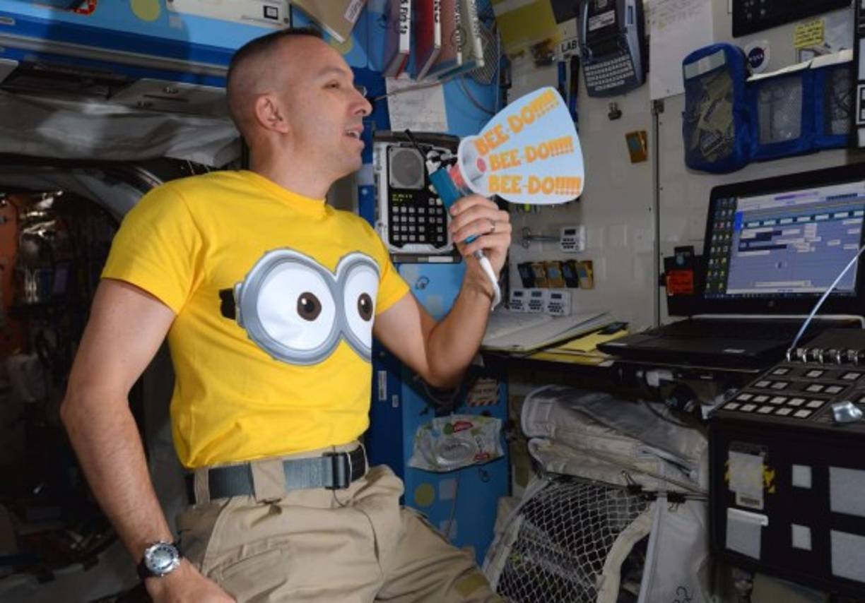 La tripulación 'se quiere unir a los niños de todo el mundo en este día especial en el que puedes ser quien quieras', señala en Twitter el 'papá Minion' Randy Bresnik, que dice llevar el mejor disfraz del planeta porque sus hijos lo han elegido por él.<br/>