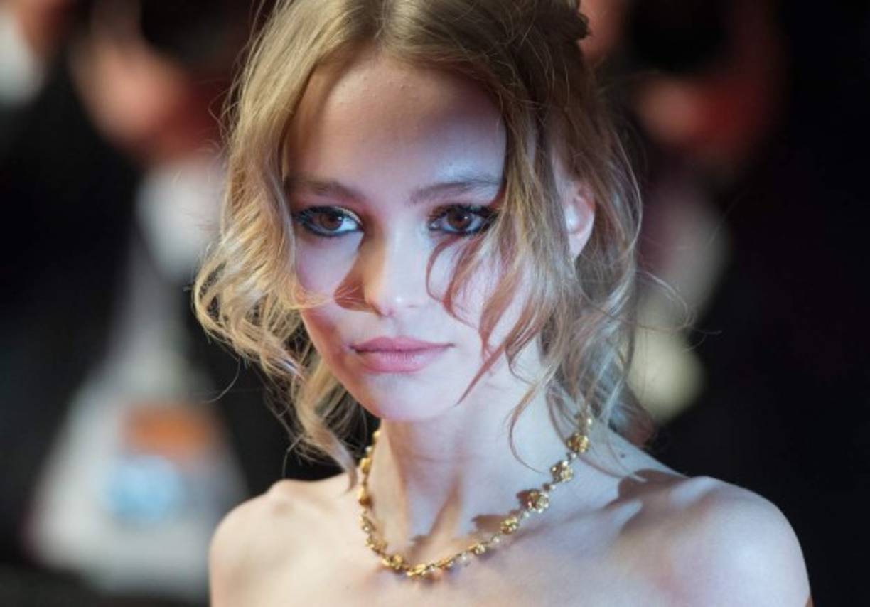 Lily-Rose Melody Depp llevó un cabello recogido y un maquillaje natural.