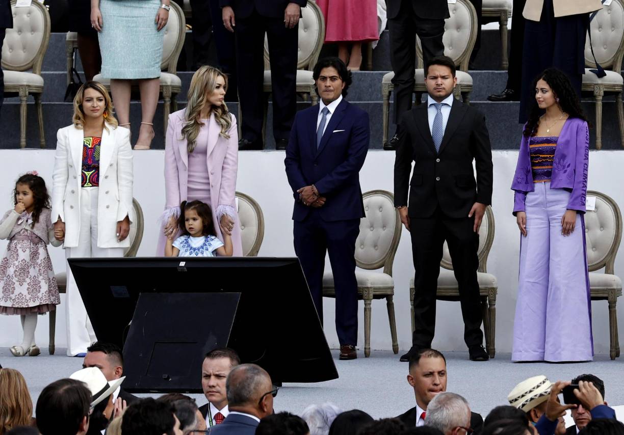 Así lo reveló este domingo la revista Cambio, que en un reportaje señaló que el hijo mayor del mandatario “lleva un estilo de vida que no parece corresponder a sus ingresos como diputado a la Asamblea del Atlántico”.