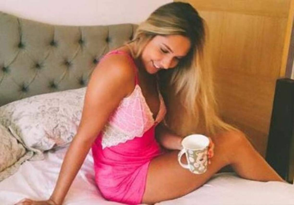 Carolina Portaluppi, hija del entrenador del Gremio, Renato Gaúcho, que acaba ser el nuevo campeón de la copa Libertadores, ha logrado captar la atención los de hinchas del cuadra brasileño y miles de hombres