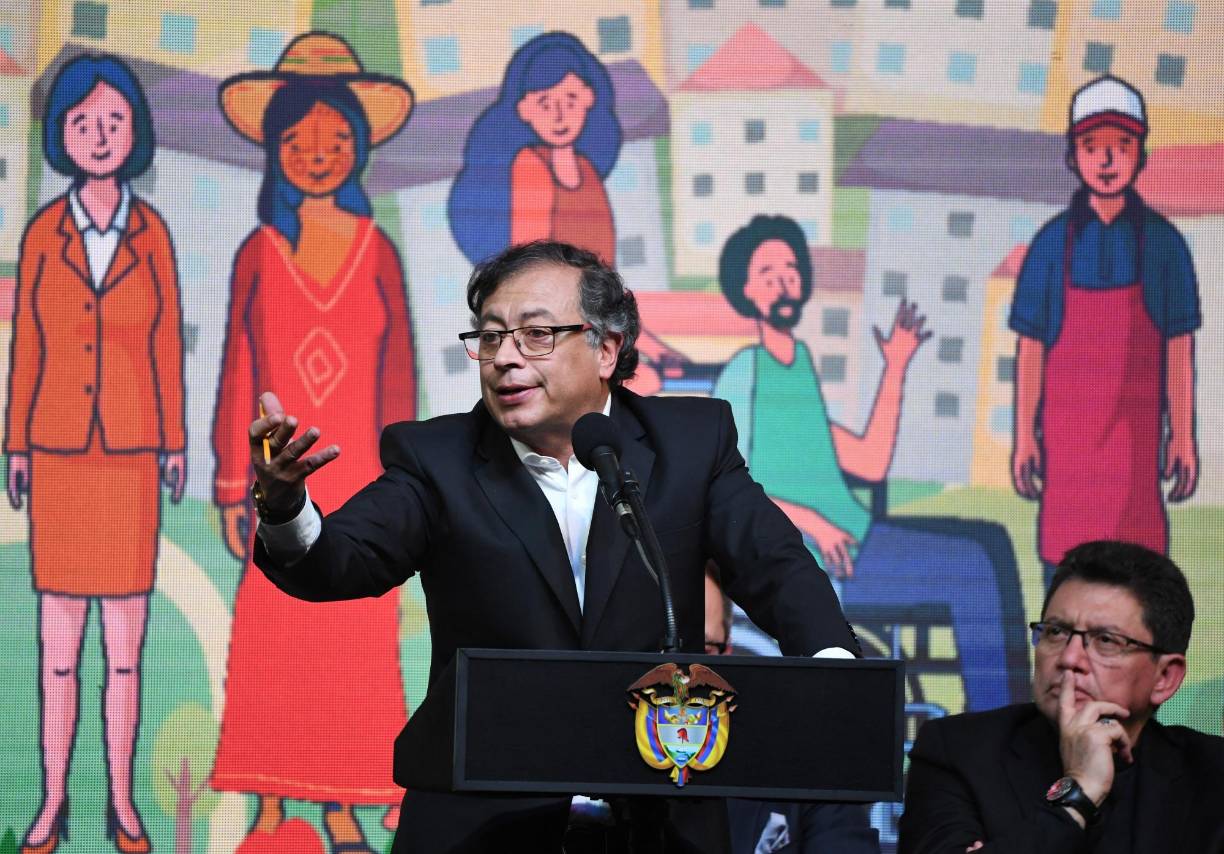 El mandatario rechazó que su hijo haya ensuciado su campaña con dinero recibido del narcotraficante Samuel Santander Lopesierra, alias “el hombre Marlboro”, y de un hijo del controvertido empresario Alfonso “Turco” Hilsaca, ve en el caso una conspiración “para intentar abrir el camino del derrumbe del primer Gobierno popular en Colombia”.