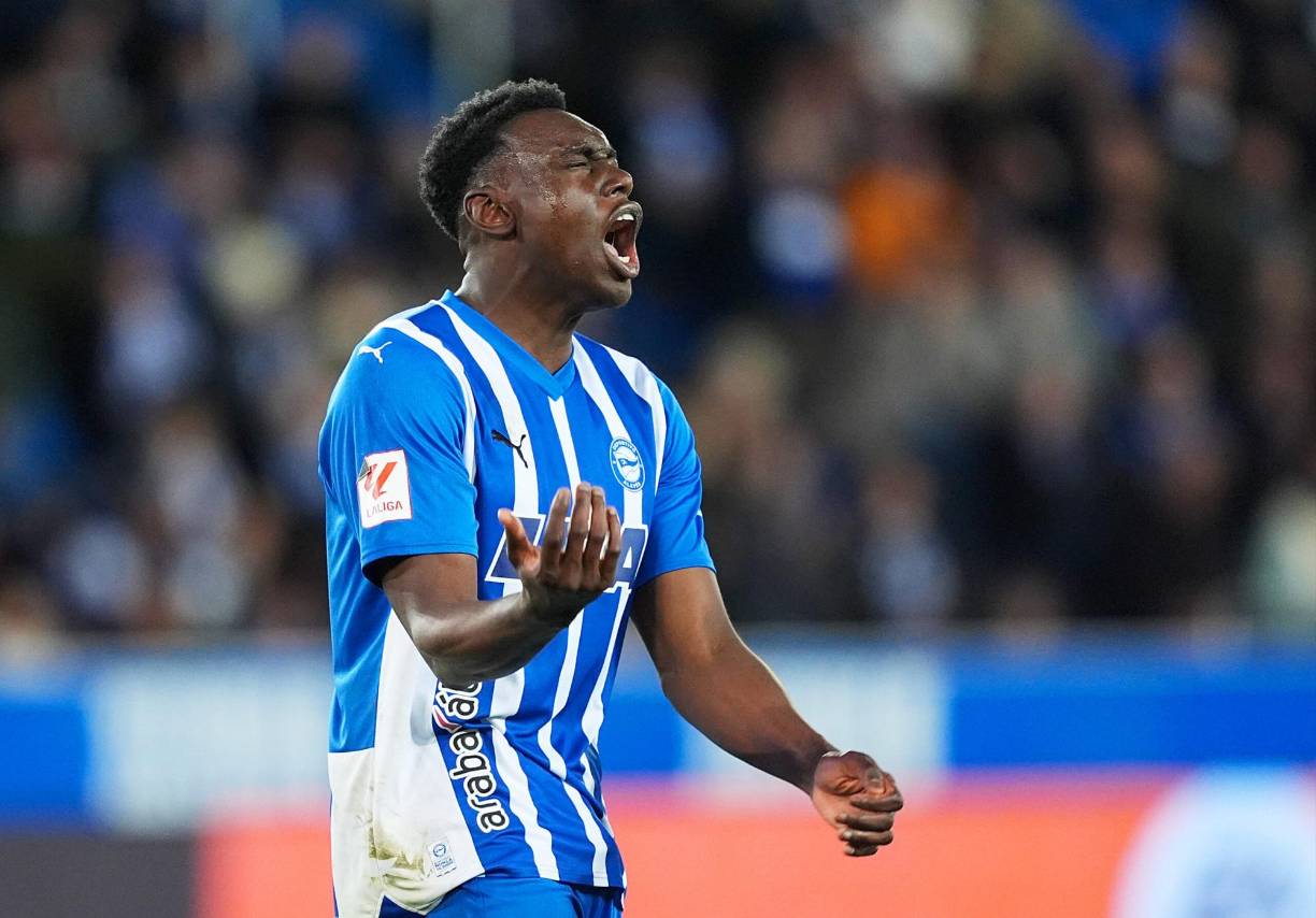 Samu Omorodion, delantero español de 20 años, quien juega para el Alavés y es propiedad del Atlético de Madrid, es buscado por el Chelsea quien pagaría arriba de 40 millones de euros. 