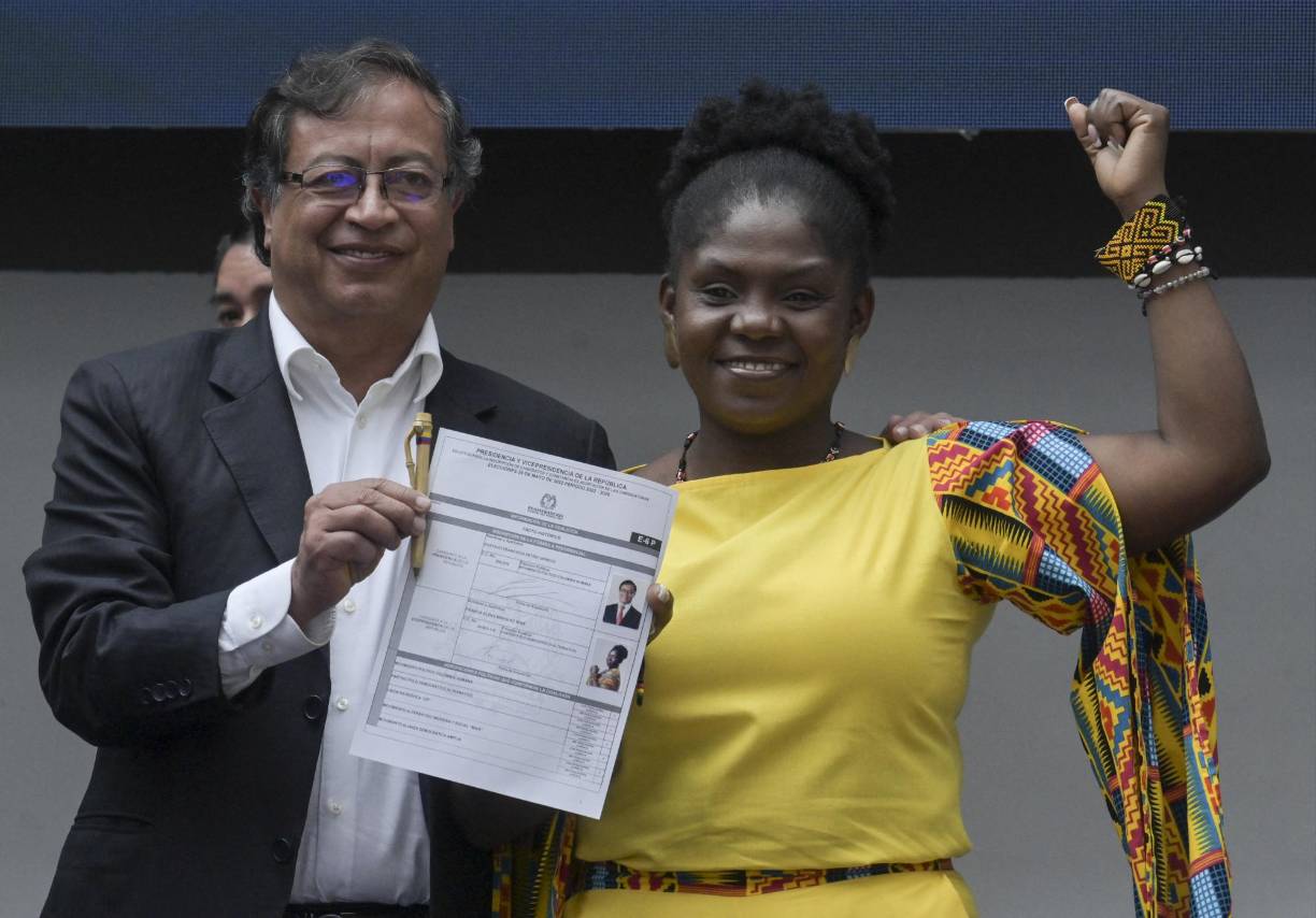 Puño en alto, sonrisa discreta, atuendos africanos. La ambientalista Francia Márquez venció el soterrado racismo de Colombia y se convirtió en la primera vicepresidenta afrodescendiente electa de un país gobernado, hasta ahora, por élites de hombres blancos.