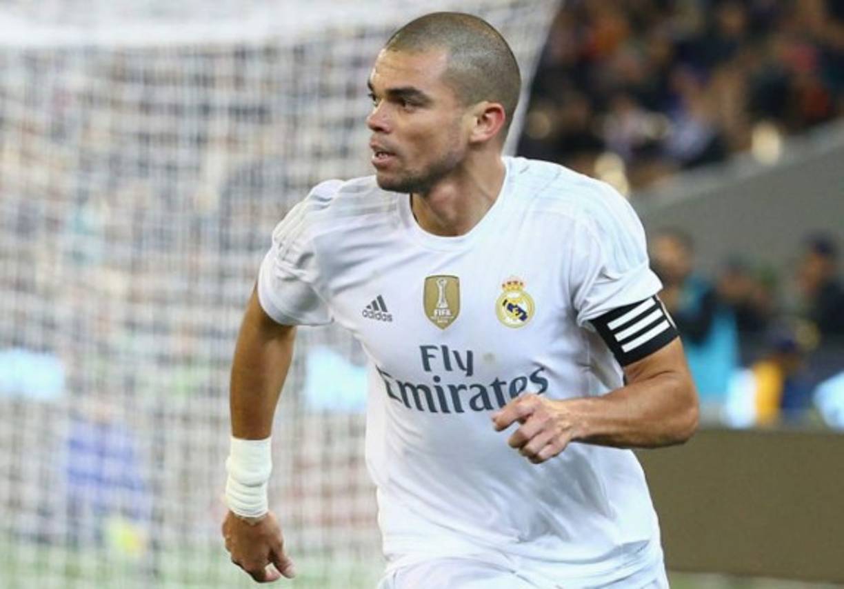 Según el portal iusport, el central del Real Madrid Pepe, que termina contrato a final de temporada, tiene una oferta del Hebei Fortune sobre la mesa que le está haciendo replantearse muy seriamente su futuro. El club chino está dispuesto a pagarle 15 millones de euros limpios por temporada.