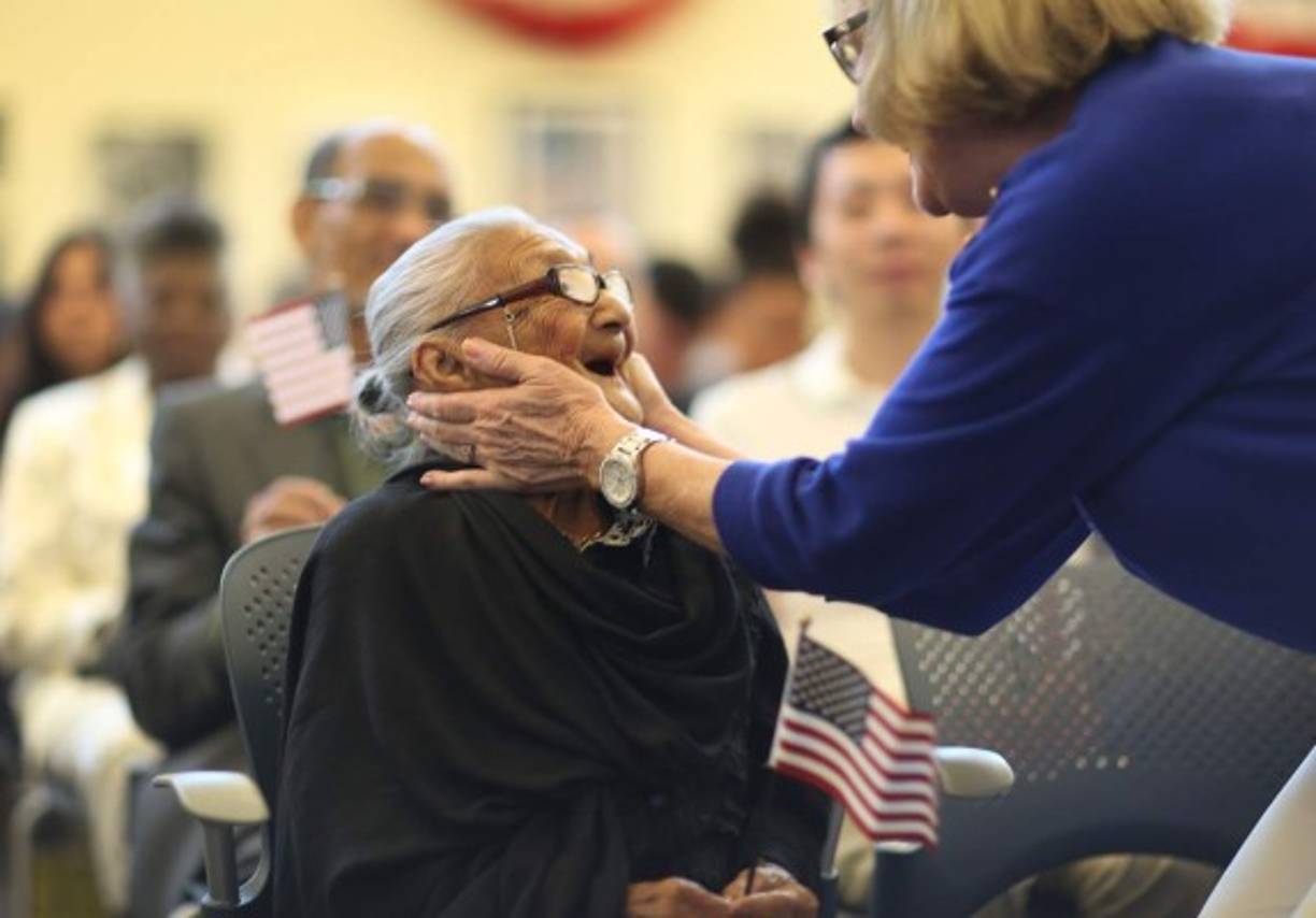 La norteamericana Nancy Hensel felicitó a Hernández previo a su juramentación como ciudadana estadounidense naturalizada.<br/>