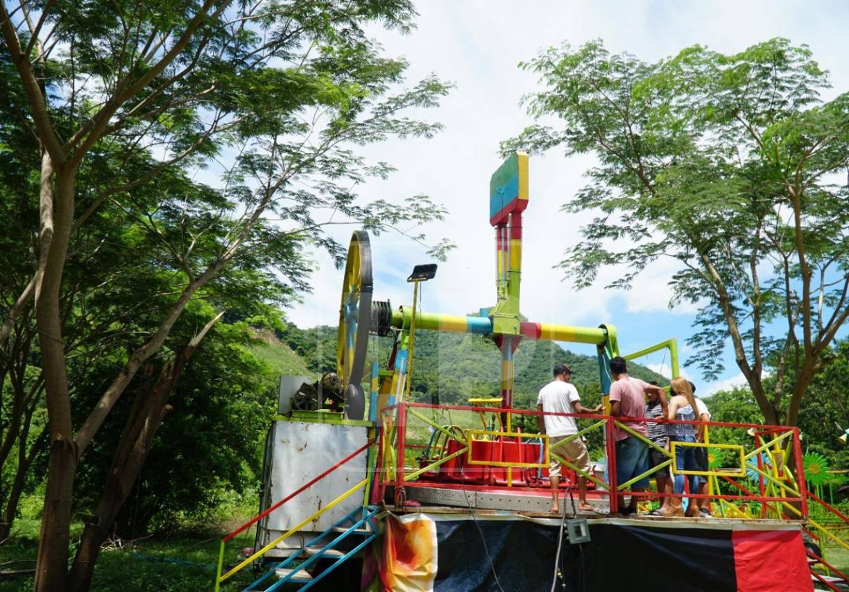 Otros testigos del hecho aseguraron que el operario de la rueda no se percató del accidente hasta que las personas comenzaron a gritar desesperadamente por la magnitud de lo ocurrido.