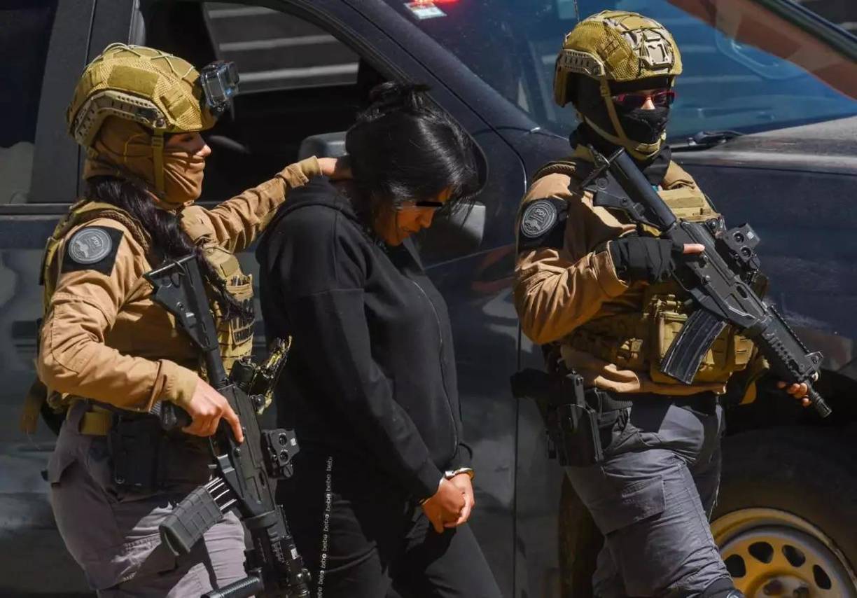 El juez señaló que, además de las declaraciones de los testigos, hay evidencia de diferencias políticas entre María Elena “N” y el síndico Miguel Ángel “N”, las cuales se habrían intensificado en los meses previos al crimen. Estas tensiones, sumadas a las supuestas órdenes de la alcaldesa, forman parte del argumento central del MP para sostener la acusación.