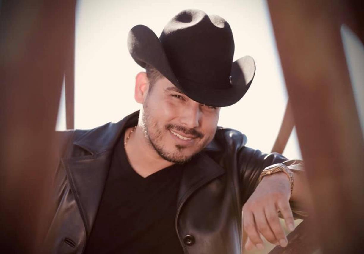 7. Asimismo, Espinoza Paz ha tenido algunas participaciones en diversos programas de la televisión mexicana:- En 2010 tuvo una participación en la serie musical “Los héroes del norte” y fue Padrino de Generación en el reality show “La Academia Bicentenario”.<br />- En 2011 fue Coach y Juez en el programa “La Voz” (México).<br />- En 2012 fue asesor de Jenni Rivera en el programa “La Voz” (México)<br />- En 2014 fue conductor en el programa: “La Academia Kids”.<br />- En 2015 fue Juez en el reality “Me pongo de pie”.<br />- En 2018 se interpretó a sí mismo en la telenovela juvenil mexicana “Hijas de la luna” y compuso e interpretó uno de los temas principales de la novela “Llévame”.