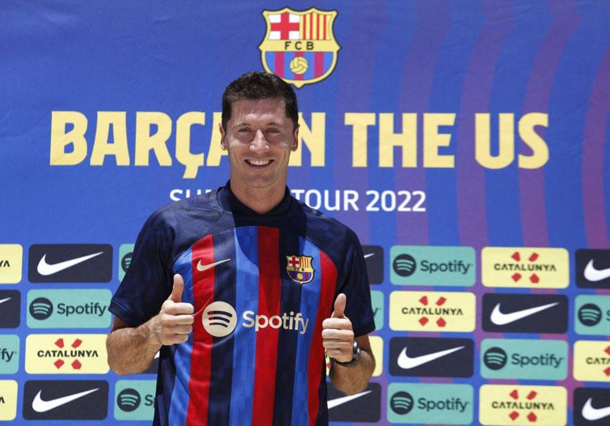 El estelar delantero Robert Lewandowski fue presentado oficialmente este miércoles como jugador del Barcelona e insistió en que todavía tiene hambre de continuar con sus increíbles hazañas goleadoras.