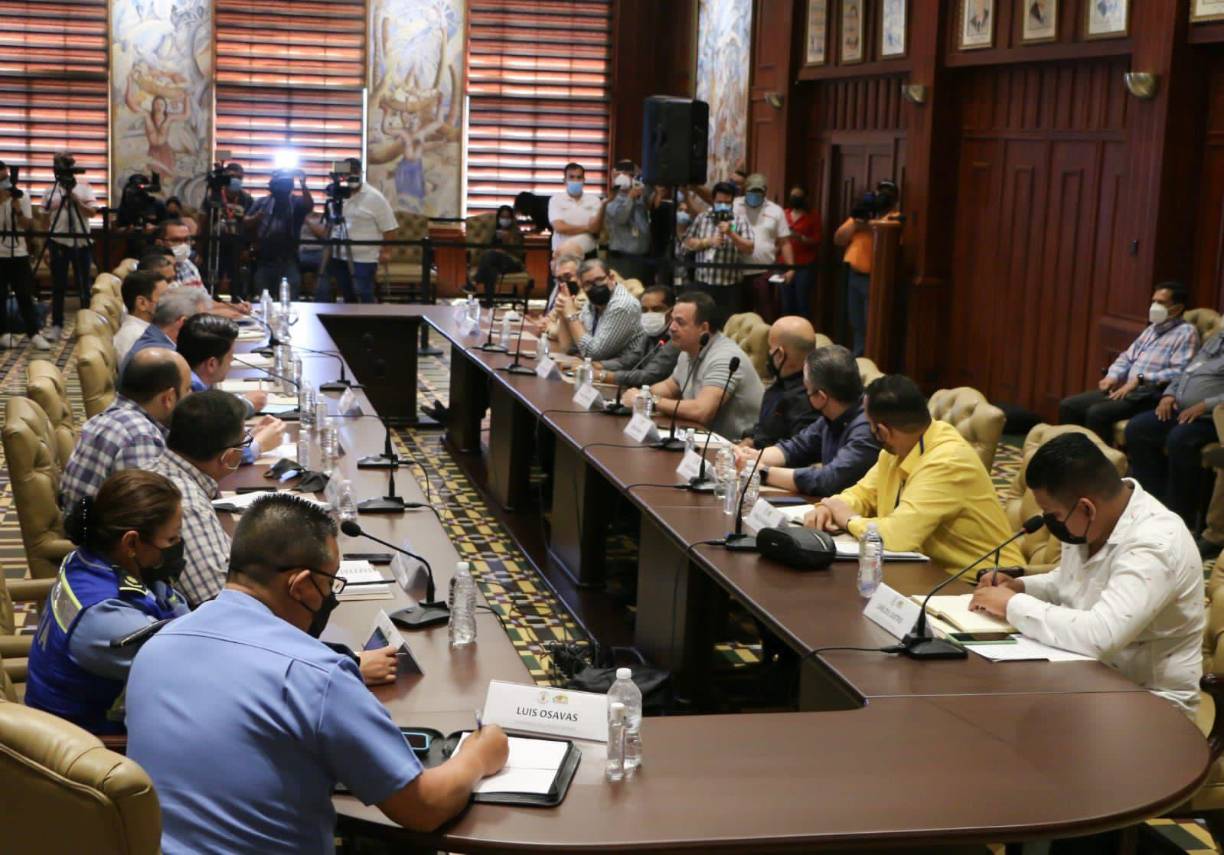 De igual forma, la Policía Nacional que estuvo representada por el Comisionado Posadas, explicó que de ahora en adelante, van a tomar la medida de filmar a los aficionados y al detectar quienes son los antisociales, se les fichará y no se dejarán ingresar más a los estadios.