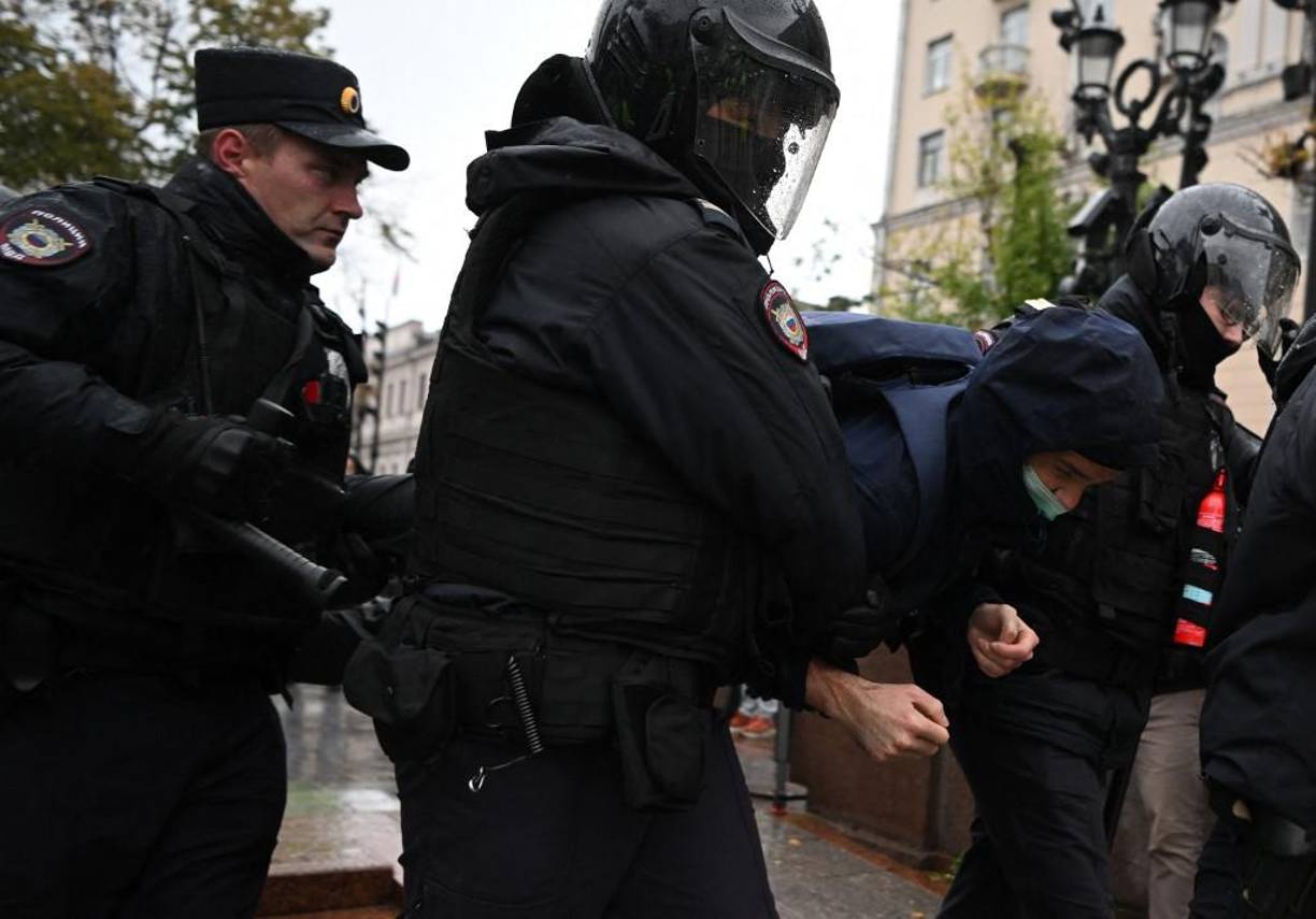 Algunos, incluyendo dos con los que habló la AFP, contaron que las autoridades les entregaron la orden de movilización en la comisaría.