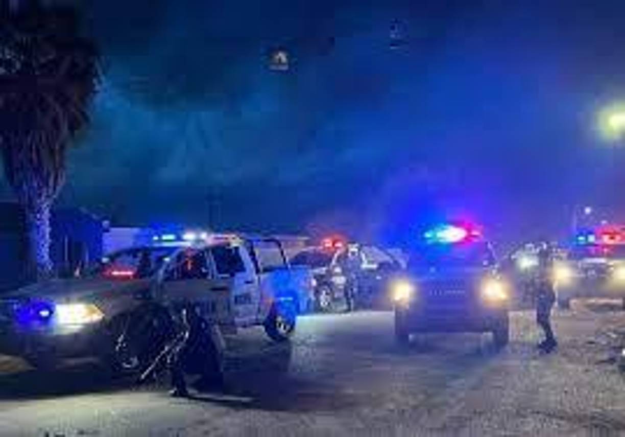 Uno de los más populares muestra como cerca de las casas comienzan los tiroteos con armas de alto calibre. “¡Ahí vienen, ahí vienen, váyanse para allá”, se escucha decir a un hombre que graba. 