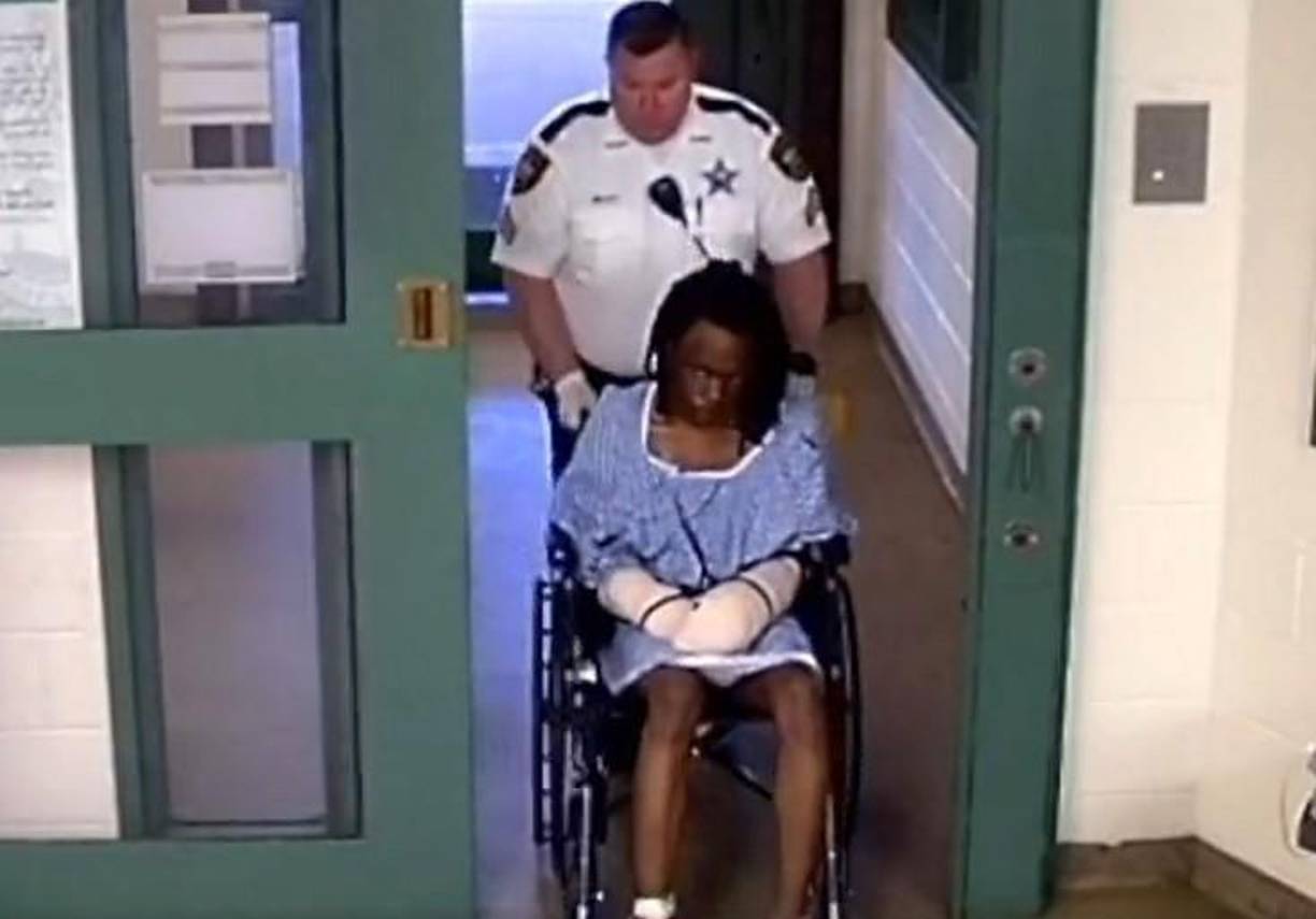 Thomas Mosley, padre del menor, está hospitalizado con cortes en las manos y los brazos y se ha negado a hablar con los investigadores, dijo Holloway. Todavía no tiene un abogado que hable en su nombre.