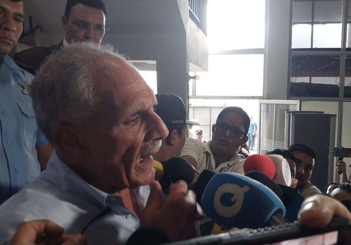 “Seguimos firmes y trabajando. No me detiene nadie, solo Dios”, agregó el exedil capitalino, mientras se dirigía a saludar a cientos de simpatizantes que lo esperaban afuera de los Juzgados. 