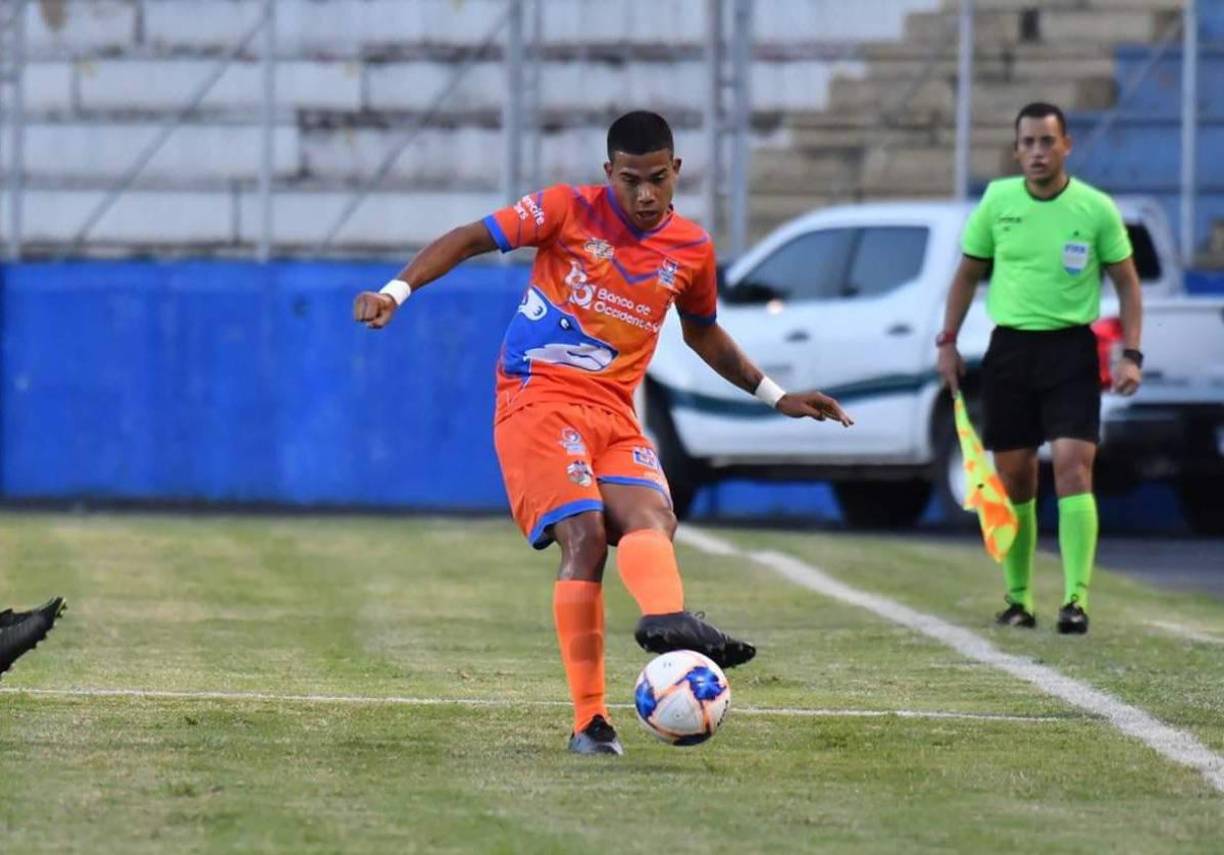 Motagua buscó los servicios de Axel Gómez, lateral zurdo de 23 años que jugó los últimos años en la UPNFM, pero no hubo acuerdo, por lo que los azules desestimaron ficharlo.