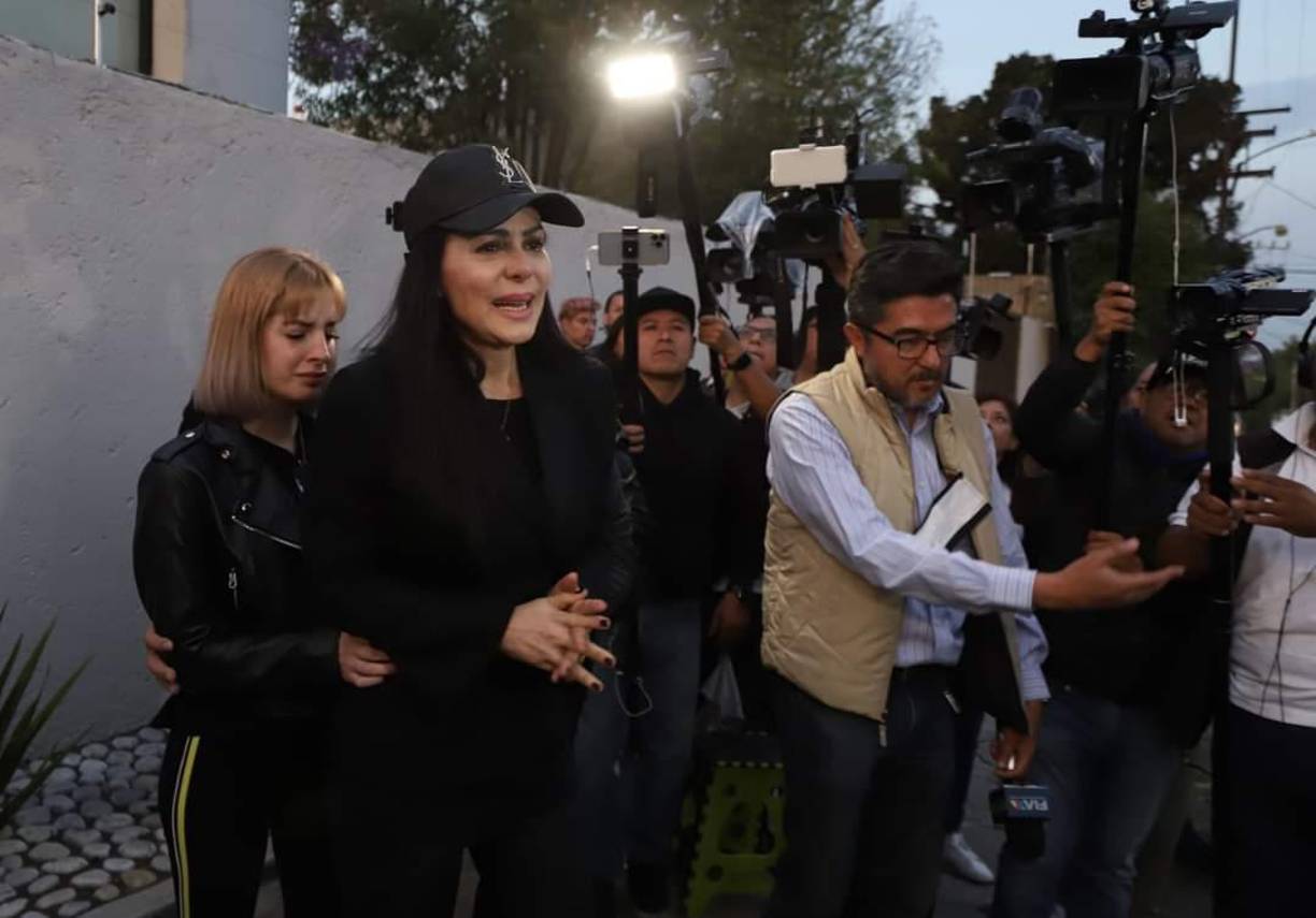 En su primera entrevista, la también cantante aseguró que el enterrar al único hijo que tuvo con el ya fallecido<b> Joan Sebastian</b>, es lo más doloroso que ha vivido.