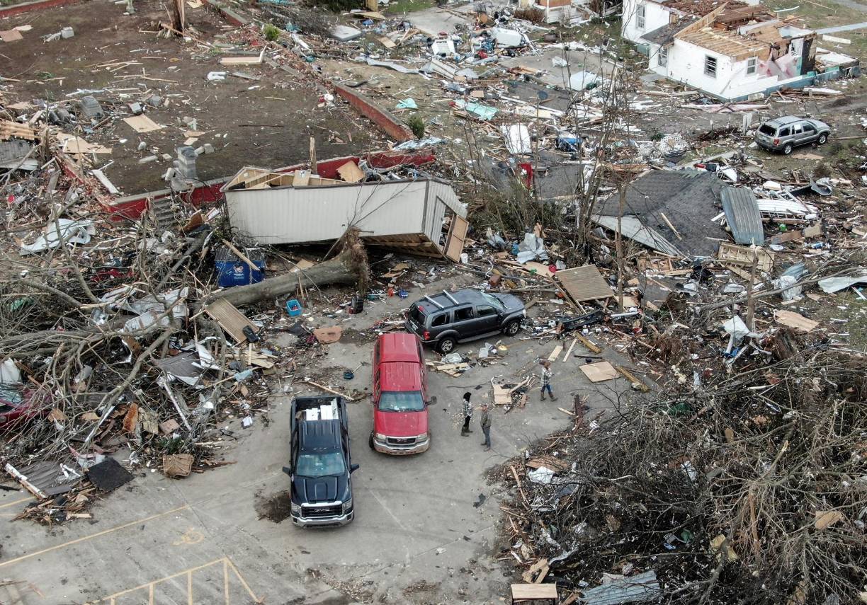 La tormenta, que comenzó en la noche del viernes, golpeó con fuerza Arkansas, Illinois, Kentucky, Missouri, Misisipi y Tennessee y, según el Servicio Nacional de Meteorología (NWS, en inglés), se recibieron informes de 37 tornados en distintos estados.