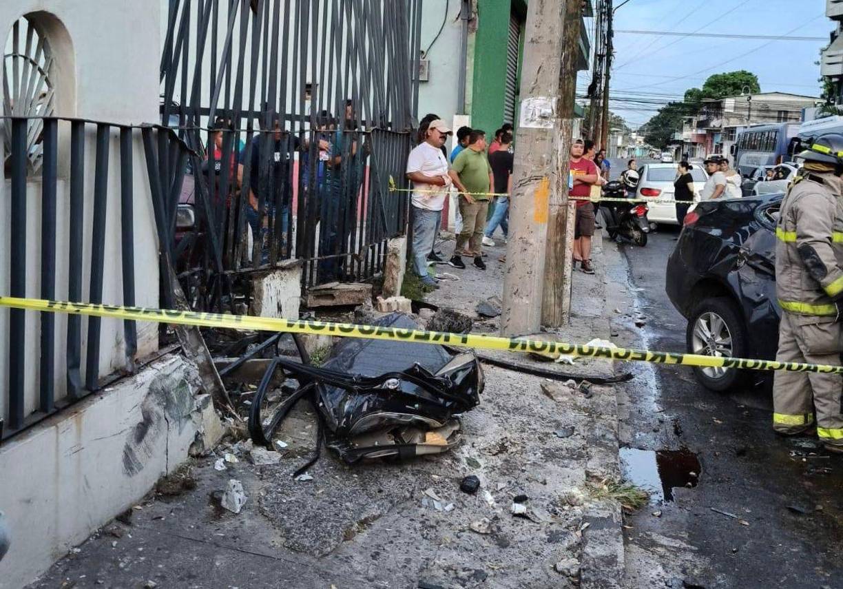 Una de las hipótesis de las autoridades es que el conductor manejaba a exceso de velocidad; sin embargo, realizarán otras investigaciones, mediante la revisión de cámaras, para determinar la causa exacta. 