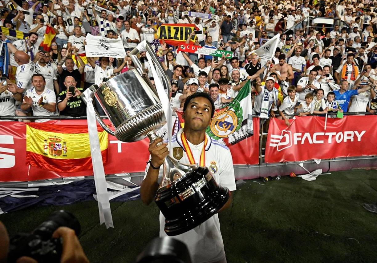 Rodrygo celebrando con el trofeo de la Copa del Rey.