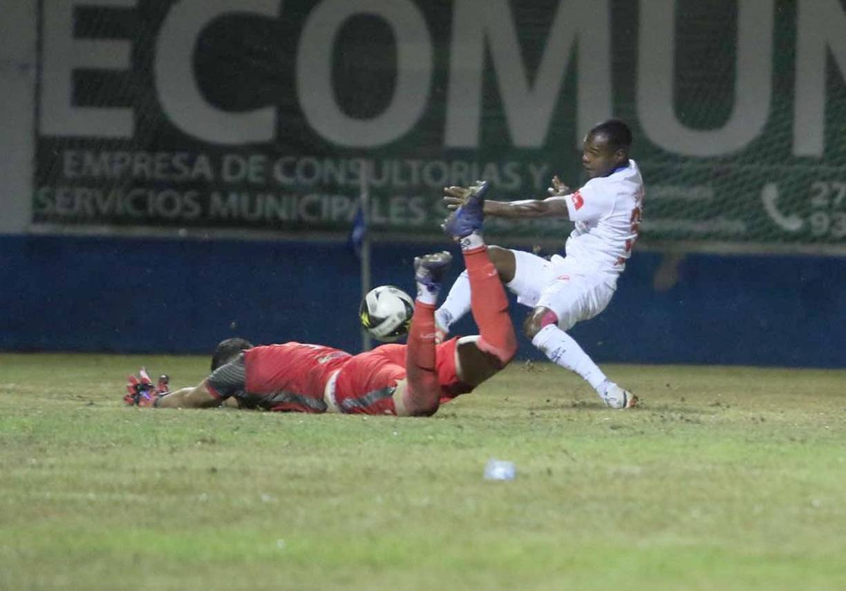 Edwin Solani Solano aprovechó un mal rechace de Harold Fonseca y marcó el gol de la remontada del Olimpia contra el Olancho FC.