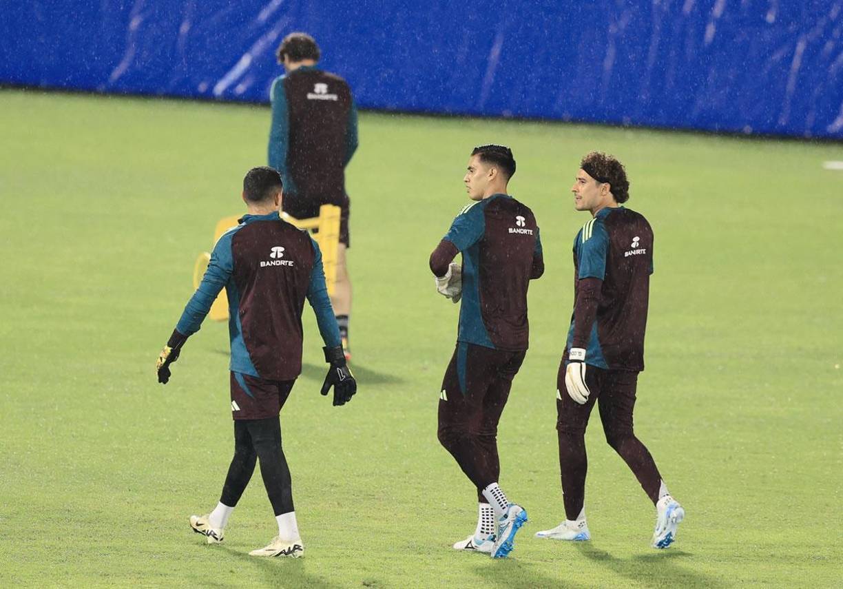 Los jugadores aztecas, entre ellos ‘Memo‘ Ochoa, se ejercitaron en el recinto sampedrano.