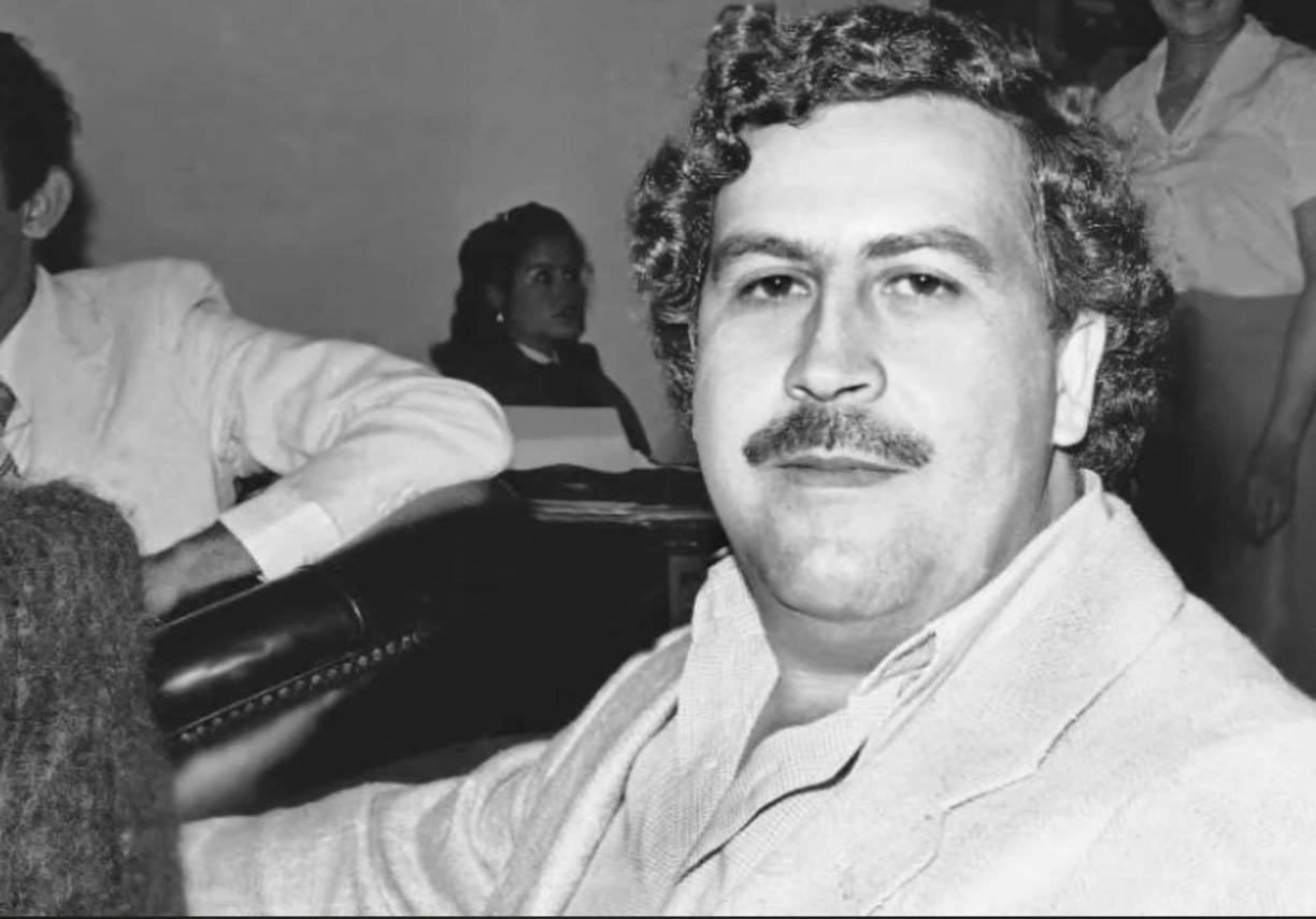 En la década de 1970, Escobar se vinculó con el tráfico de drogas, inicialmente contrabandeando marihuana a los Estados Unidos, lo que le permitió hacer sus primeros contactos y ganar dinero.