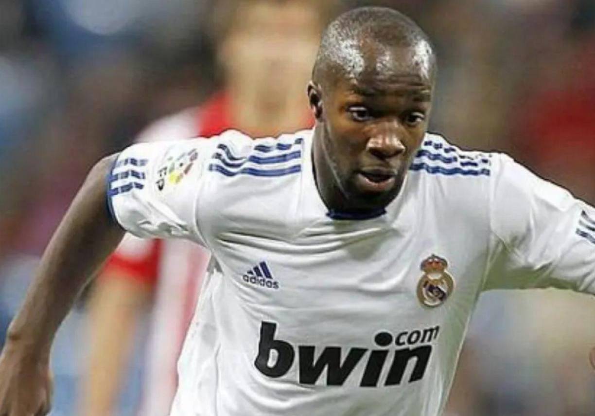 Lass Diarra llevó su caso a la justicia de Bélgica y el Tribunal de Comercio de Charleroi le dio la razón al argumentar que el artículo 17.2 del Reglamento sobre el Estatuto y la Transferencia de Jugadores (RETJ) de la FIFA viola el derecho comunitario de la Unión Europea, es decir el derecho a la libre circulación de trabajadores. 