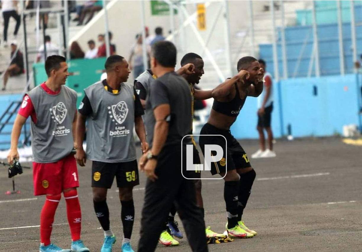 Así festejó Yeison Mejía su golazo en el Clásico del fútbol hondureño.
