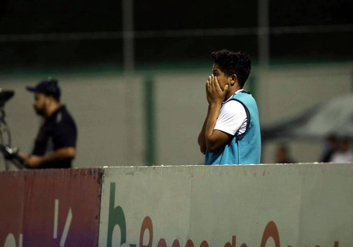 Este recogepelotas del Olimpia también sufrió en el final del partido.