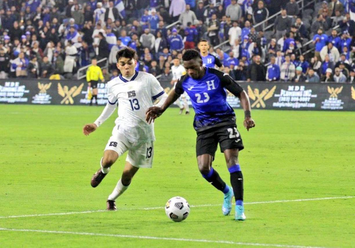 Franklin Flores - El futbolista del Real España se va afianzando mejor y sigue ganando confianza en la Bicolor.