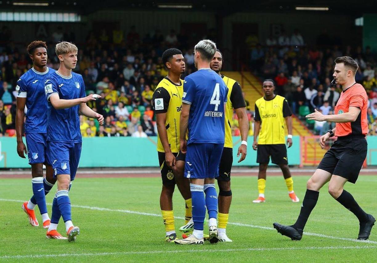 “Y siempre las preocupaciones de los padres en cuanto a las situaciones sociales nuestras, a la situación de un niño que nació en Hamburgo, que se formó ahí y que desde el año pasado llegó al Dortmund y con gran proyección jugando en el segundo equipo del club”