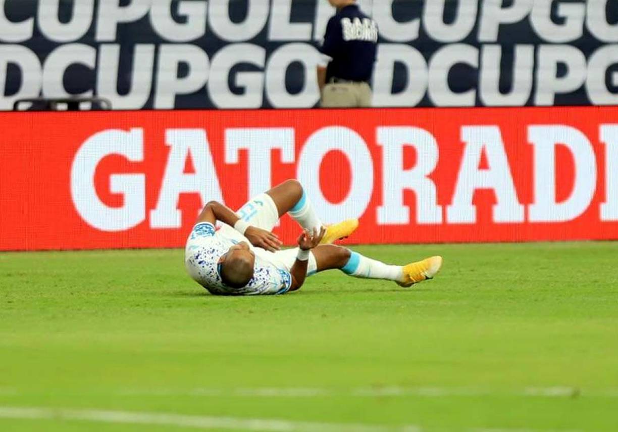 El defensa hondureño Luis Vega cayó al suelo tras resentirse de una lesión.