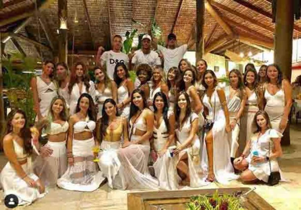 El delantero Neymar armó una tremenda fiesta e invitó al centrocampista Arthur del FC Barcelona. Para sorpresa de todos, estaban acompañados de 25 mujeres, todas vestidas de blanco .