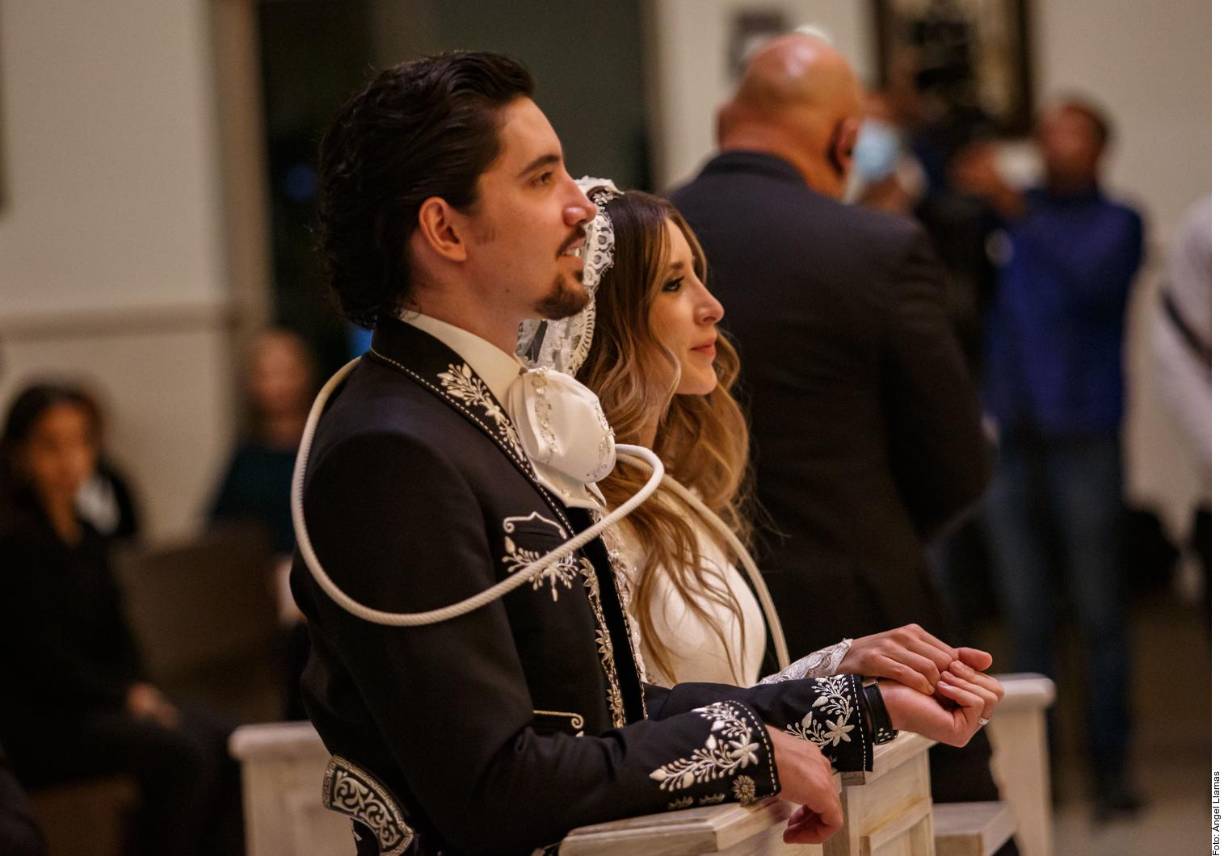 ALEX Y ALEXIA QUIEREN DE 3 A 5 HIJOS Alex Fernández y Alexia Hernández desean tener una familia numerosa, pues quieren darle a Mía, su primogénita, muchos hermanos.