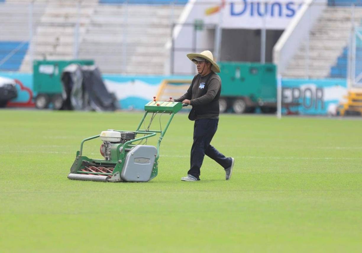 Previo al pitazo inicial, los administradores del Nacional Chelato Uclés realizaron trabajos en el bello engramillado que albergará el duelo entre hondureños y cubanos.