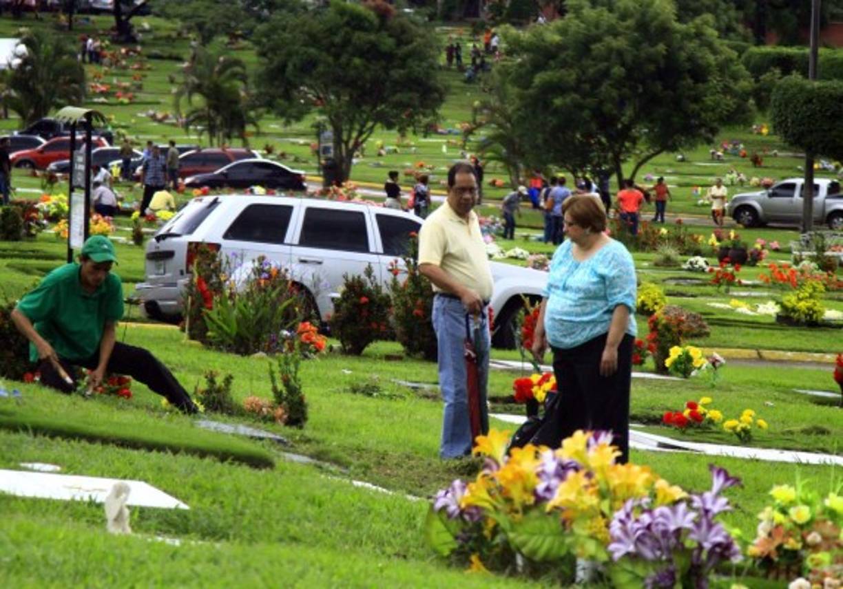 Los visitantes aprovecharon para arreglar las tumbas con apoyo de los responsables de cada cementerio.